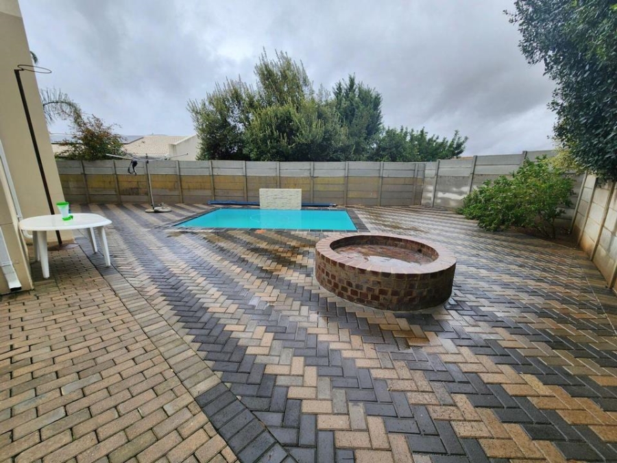 4 Bedroom Property for Sale in Tafelzicht Western Cape